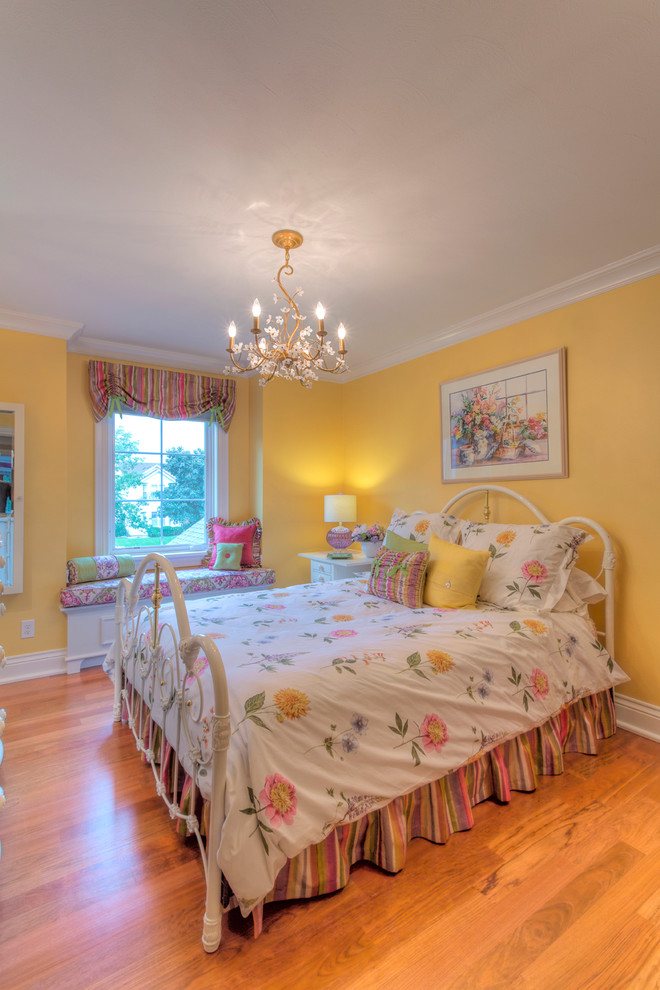 Imagen de habitación de invitados clásica de tamaño medio con paredes amarillas y suelo de madera en tonos medios