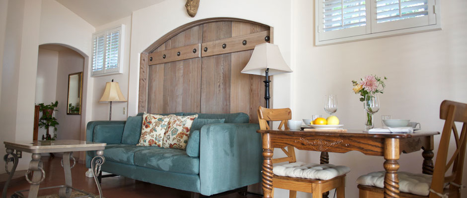 Kleines Mediterranes Gästezimmer mit weißer Wandfarbe, braunem Holzboden und Kamin in San Francisco