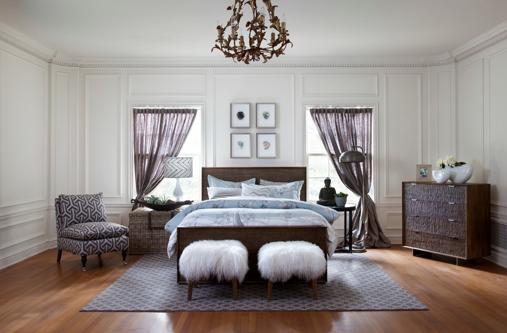 Aménagement d'une chambre classique avec un mur blanc et un sol en bois brun.