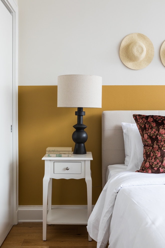 Источник вдохновения для домашнего уюта: спальня в стиле фьюжн с желтыми стенами