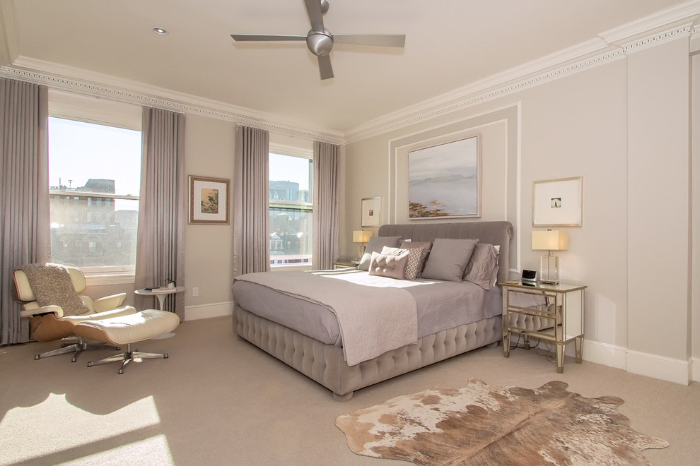 Imagen de dormitorio principal clásico renovado grande sin chimenea con paredes beige, moqueta y suelo beige