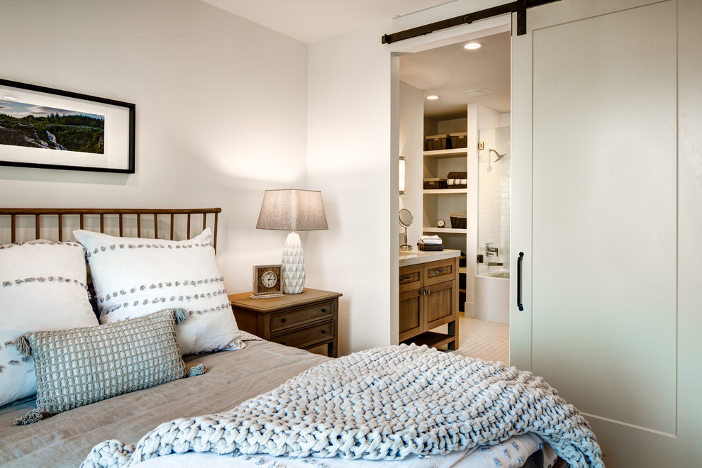 ソルトレイクシティにある広いトランジショナルスタイルのおしゃれな客用寝室 (カーペット敷き、暖炉なし、ベージュの床、白い壁) のインテリア