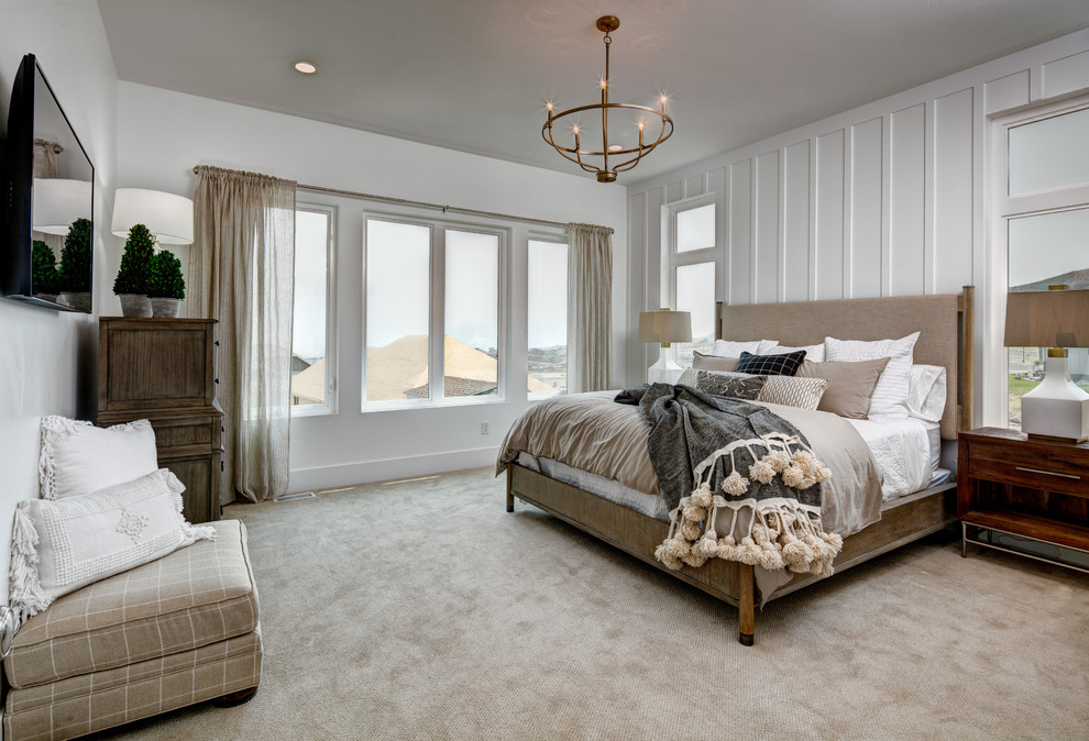 Aménagement d'une grande chambre avec moquette romantique avec un sol beige.