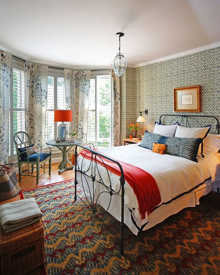 Modelo de dormitorio principal tradicional renovado de tamaño medio con paredes multicolor, suelo de madera en tonos medios y suelo beige