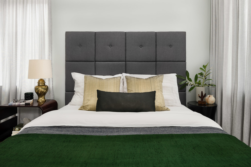 Идея дизайна: маленькая гостевая спальня (комната для гостей) в скандинавском стиле с серыми стенами, ковровым покрытием и бежевым полом без камина для на участке и в саду