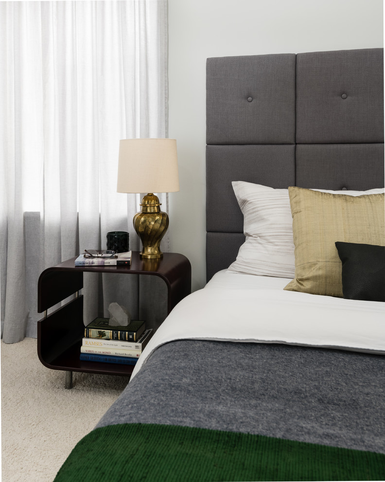 Ejemplo de habitación de invitados nórdica pequeña sin chimenea con paredes grises, moqueta y suelo beige