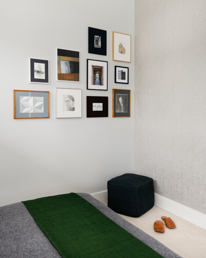 Cette photo montre une petite chambre scandinave avec un mur gris, aucune cheminée et un sol beige.