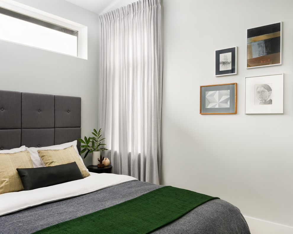 Modelo de habitación de invitados escandinava pequeña sin chimenea con paredes grises, moqueta y suelo beige