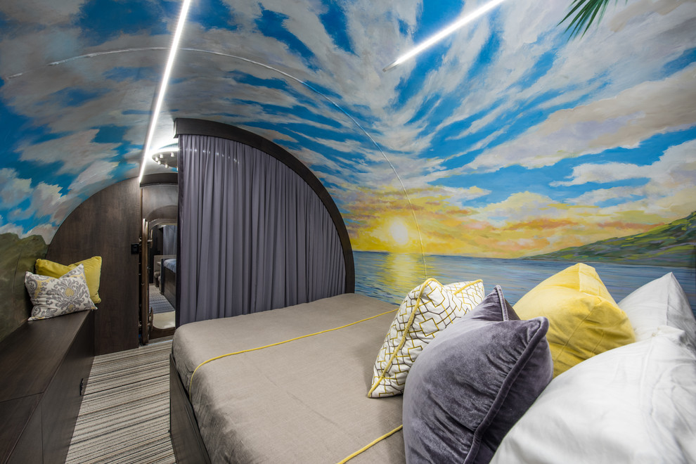 Стильный дизайн: маленькая хозяйская спальня в стиле модернизм с ковровым покрытием и синими стенами для на участке и в саду - последний тренд