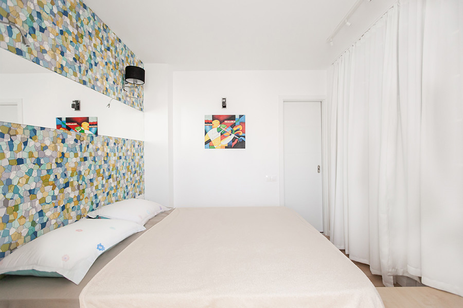 Kleines Hauptschlafzimmer mit weißer Wandfarbe und Sperrholzboden in Sonstige
