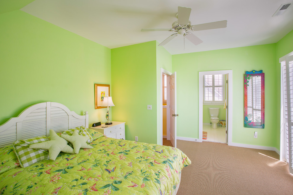 Стильный дизайн: большая гостевая спальня (комната для гостей) в классическом стиле с зелеными стенами, ковровым покрытием и бежевым полом - последний тренд