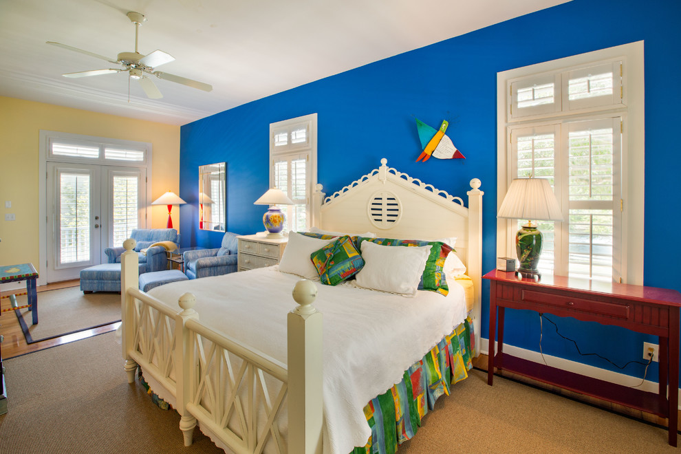 На фото: большая хозяйская спальня в морском стиле с синими стенами, паркетным полом среднего тона и бежевым полом