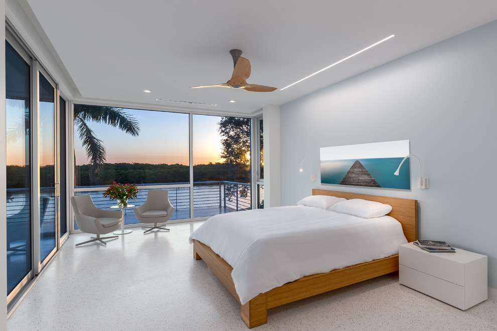 Стильный дизайн: хозяйская спальня среднего размера в стиле модернизм с синими стенами без камина - последний тренд