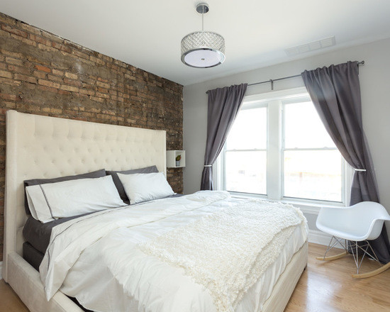 Imagen de dormitorio principal bohemio de tamaño medio sin chimenea con paredes blancas y suelo de madera en tonos medios