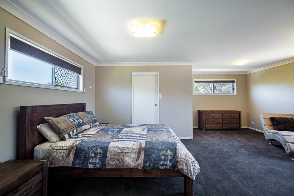 Imagen de dormitorio principal minimalista sin chimenea con moqueta