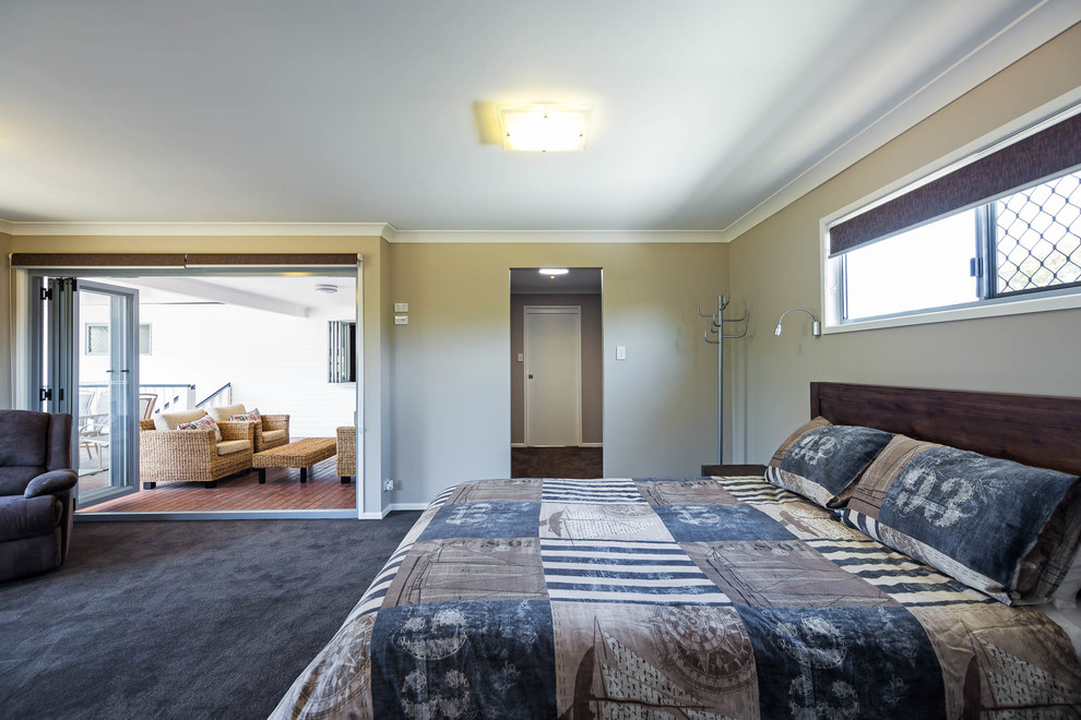 Пример оригинального дизайна: хозяйская спальня в стиле модернизм с ковровым покрытием без камина