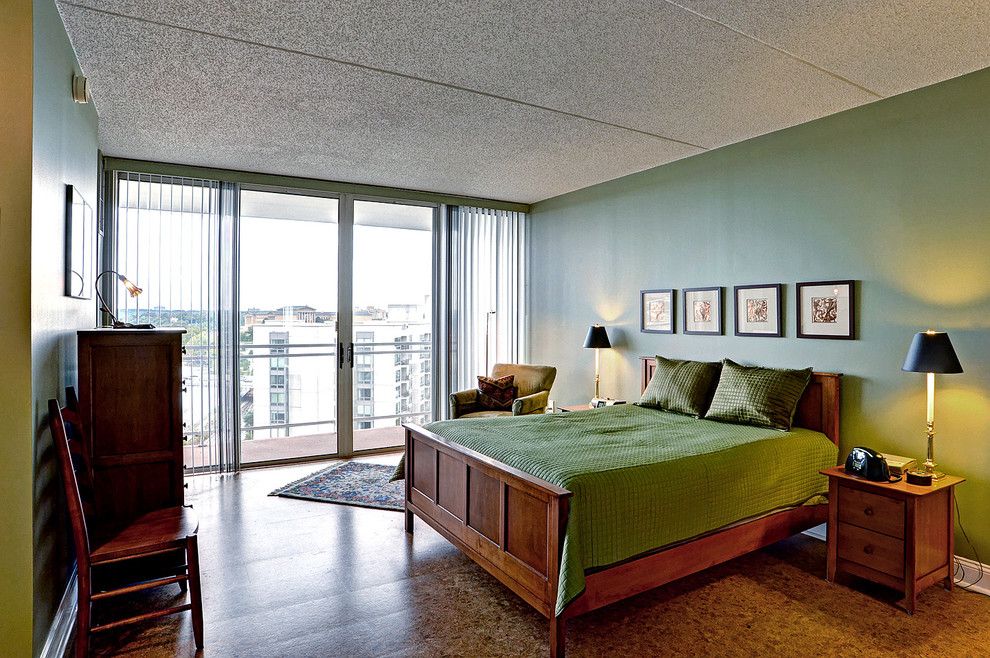 Cette photo montre une chambre parentale tendance de taille moyenne avec un mur vert et un sol en liège.