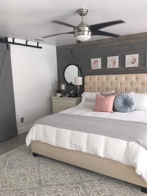 Großes Maritimes Hauptschlafzimmer ohne Kamin mit weißer Wandfarbe, dunklem Holzboden und braunem Boden in Miami