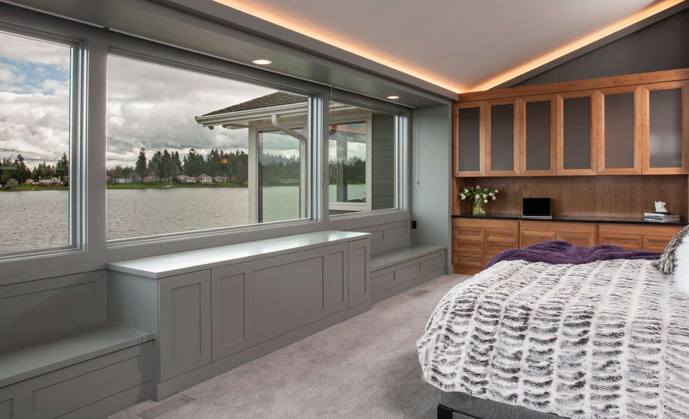 Imagen de dormitorio principal contemporáneo de tamaño medio sin chimenea con paredes grises, moqueta y suelo gris