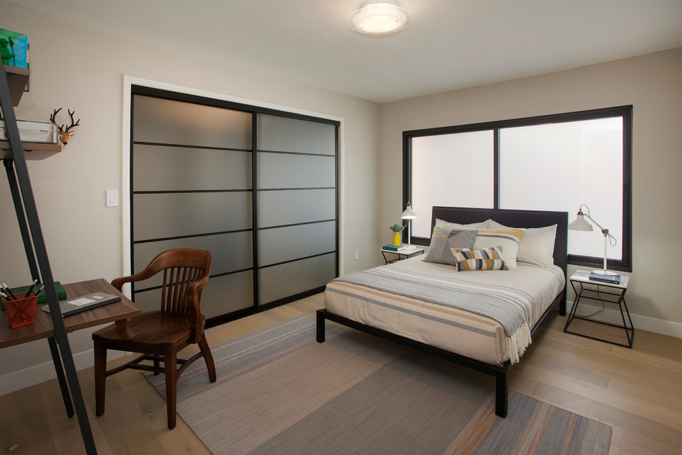 Foto de dormitorio contemporáneo con paredes beige y suelo de madera clara