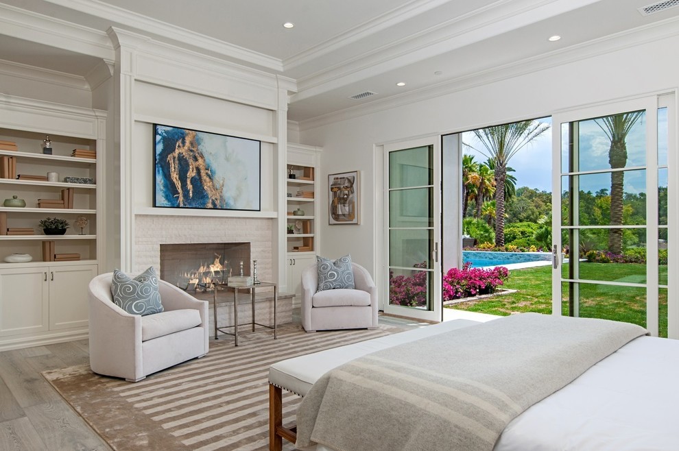 ロサンゼルスにある地中海スタイルのおしゃれな主寝室 (白い壁、グレーの床)