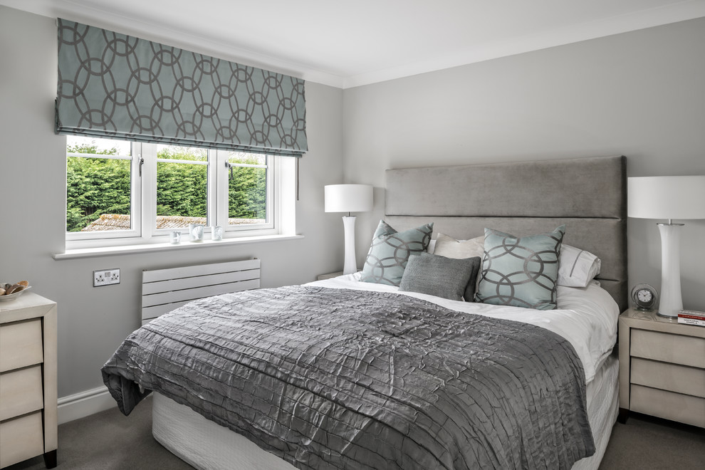 Mittelgroßes Modernes Hauptschlafzimmer mit grauer Wandfarbe und Teppichboden in Berkshire