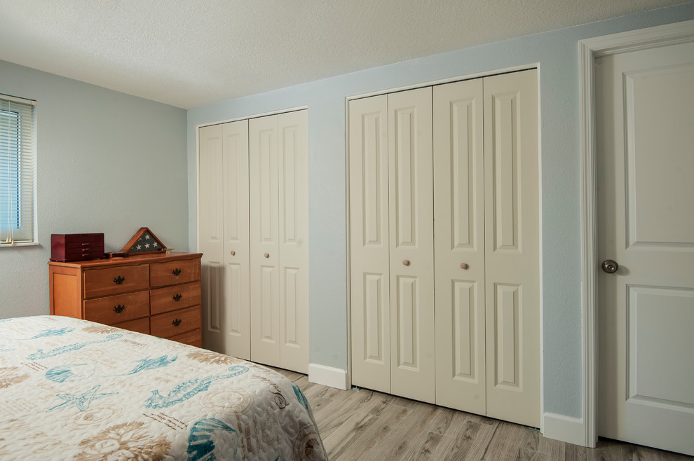 Идея дизайна: хозяйская спальня среднего размера в морском стиле с серыми стенами, полом из керамической плитки и бежевым полом