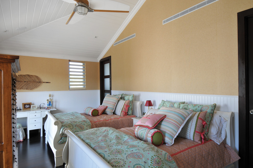 マイアミにあるコンテンポラリースタイルのおしゃれな客用寝室 (ベージュの壁、濃色無垢フローリング)