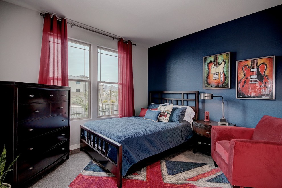 Пример оригинального дизайна: маленькая гостевая спальня (комната для гостей) в стиле кантри с синими стенами и ковровым покрытием для на участке и в саду