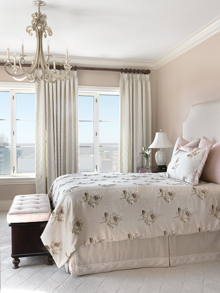 Источник вдохновения для домашнего уюта: гостевая спальня среднего размера, (комната для гостей) в классическом стиле с розовыми стенами, ковровым покрытием и бежевым полом без камина
