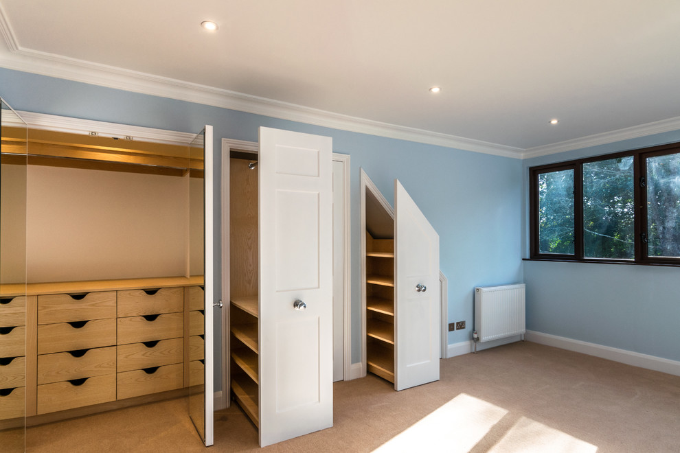 На фото: большая хозяйская спальня в классическом стиле с синими стенами, ковровым покрытием и бежевым полом с