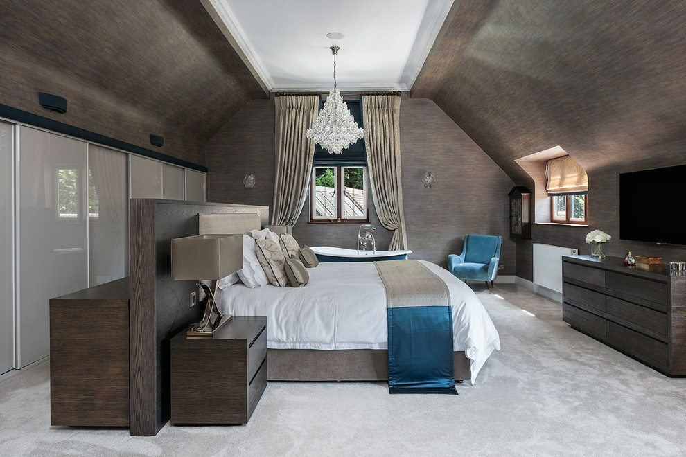 Modelo de dormitorio principal clásico renovado extra grande con moqueta, paredes grises y suelo gris