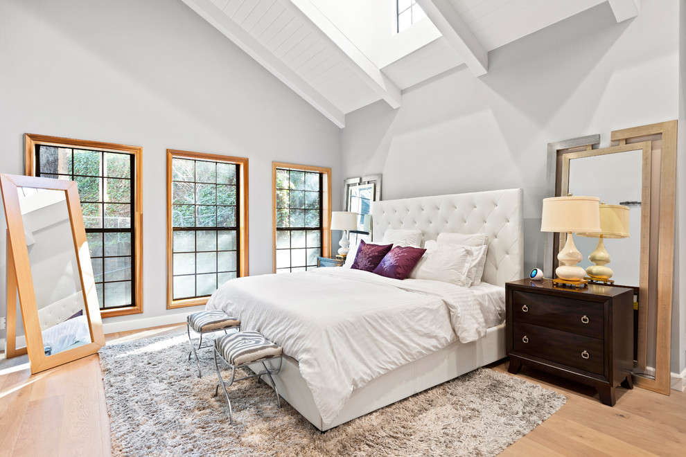 Foto de dormitorio principal tradicional renovado grande con paredes grises, suelo de madera clara y suelo beige