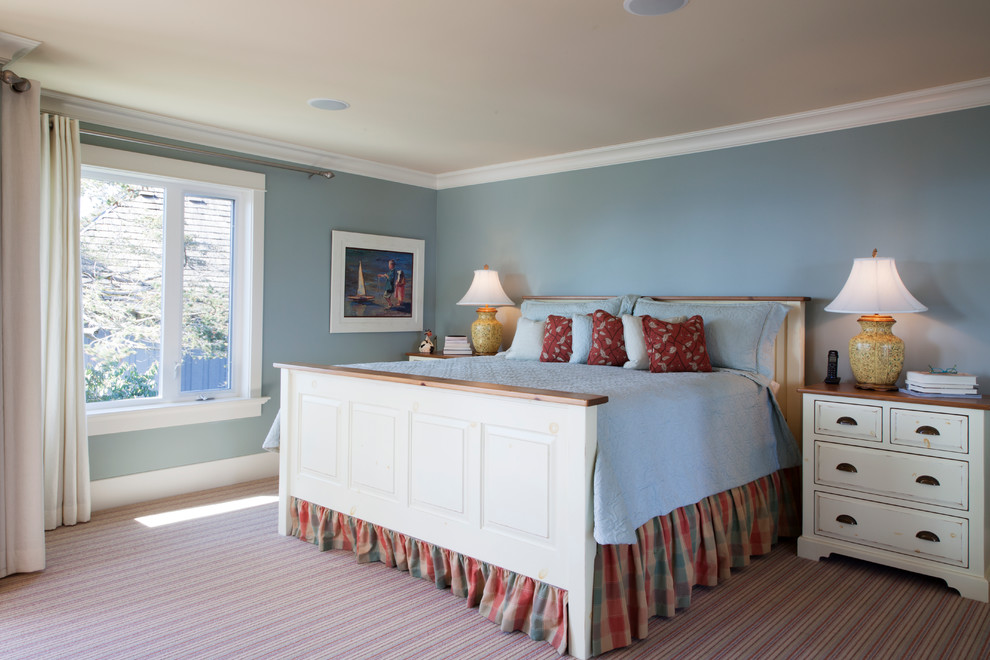 Ejemplo de dormitorio principal clásico renovado grande sin chimenea con paredes azules y moqueta