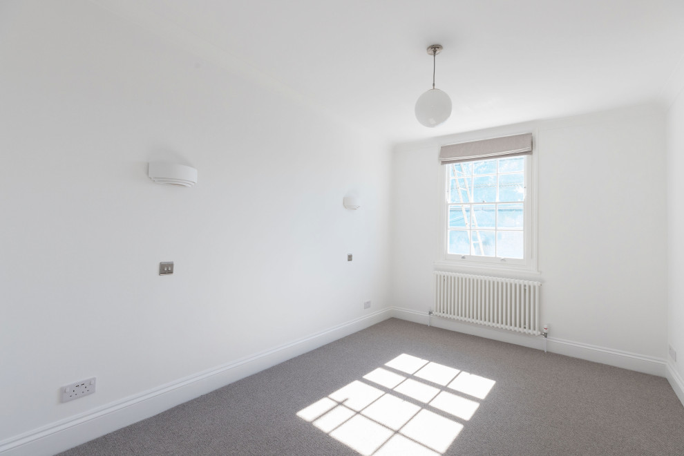 Exemple d'une chambre chic de taille moyenne avec un mur blanc et un sol gris.