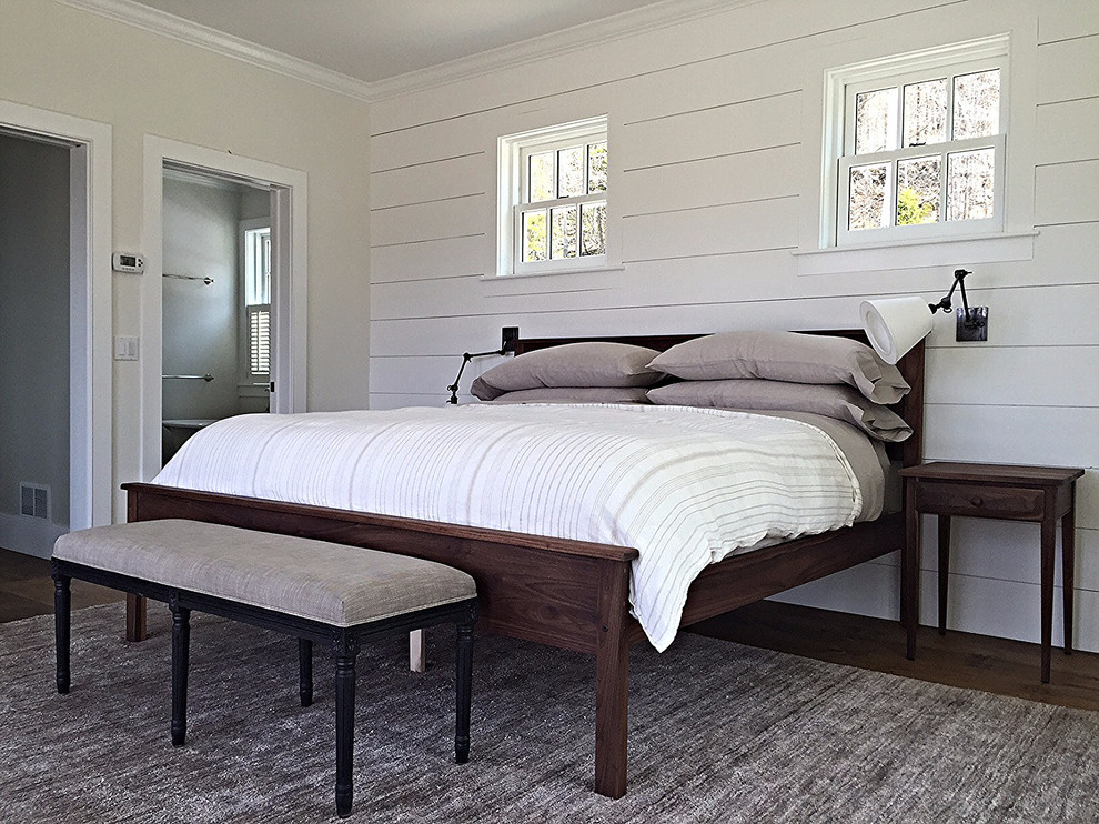 На фото: хозяйская спальня среднего размера в стиле кантри с белыми стенами, темным паркетным полом и стандартным камином с