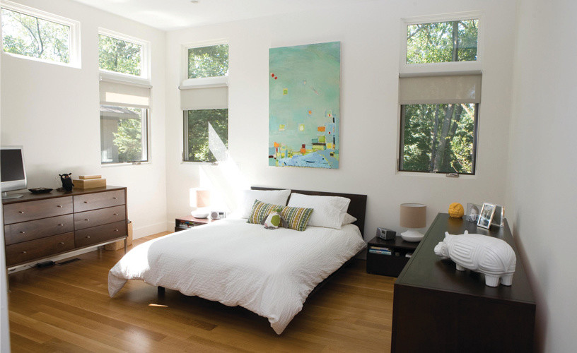 Mittelgroßes Retro Hauptschlafzimmer ohne Kamin mit weißer Wandfarbe und hellem Holzboden in Chicago