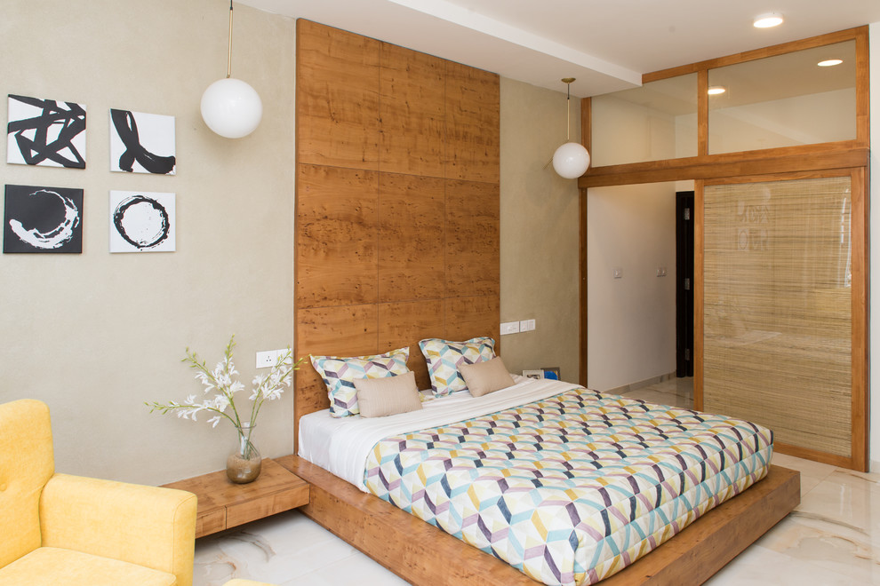 Idées déco pour une chambre parentale asiatique avec un mur beige, un sol en marbre et un sol blanc.