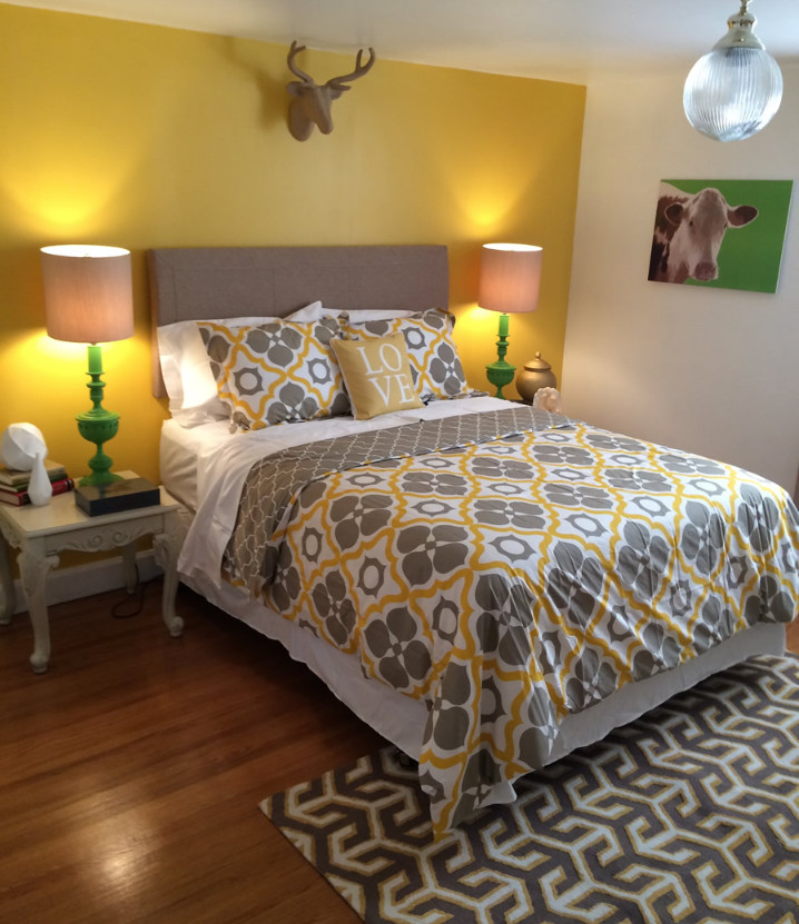 Свежая идея для дизайна: гостевая спальня среднего размера, (комната для гостей) в стиле неоклассика (современная классика) с желтыми стенами, паркетным полом среднего тона и коричневым полом без камина - отличное фото интерьера