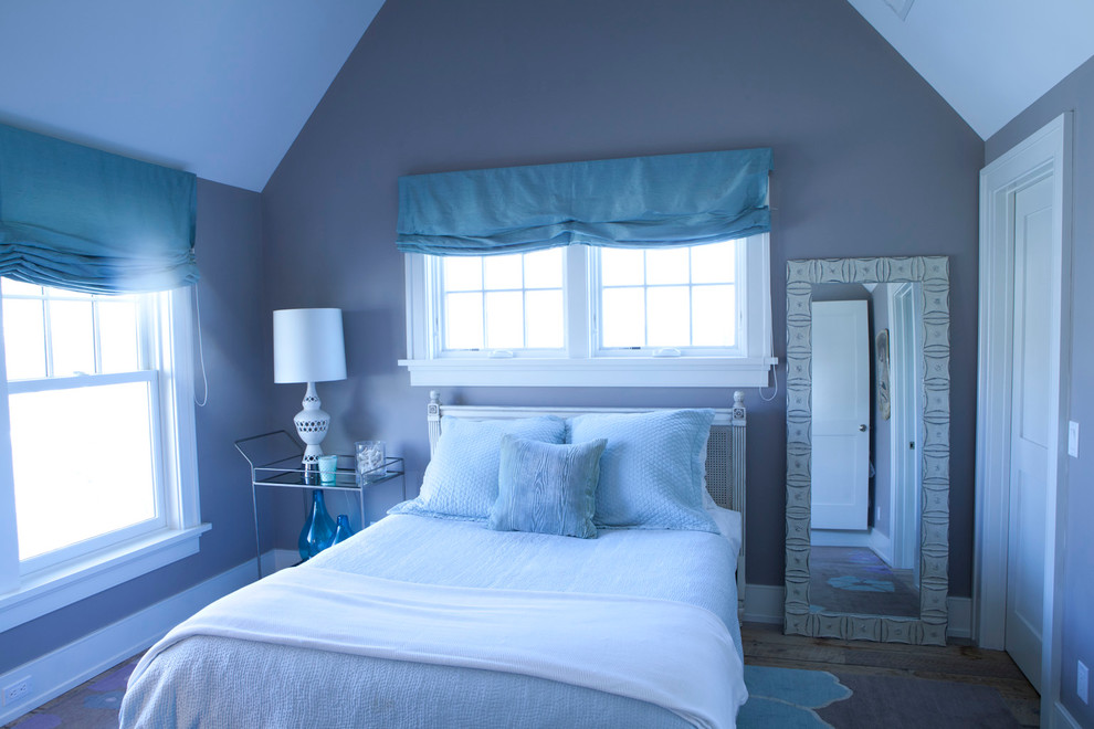 Kleines Maritimes Gästezimmer ohne Kamin mit blauer Wandfarbe und hellem Holzboden in New York