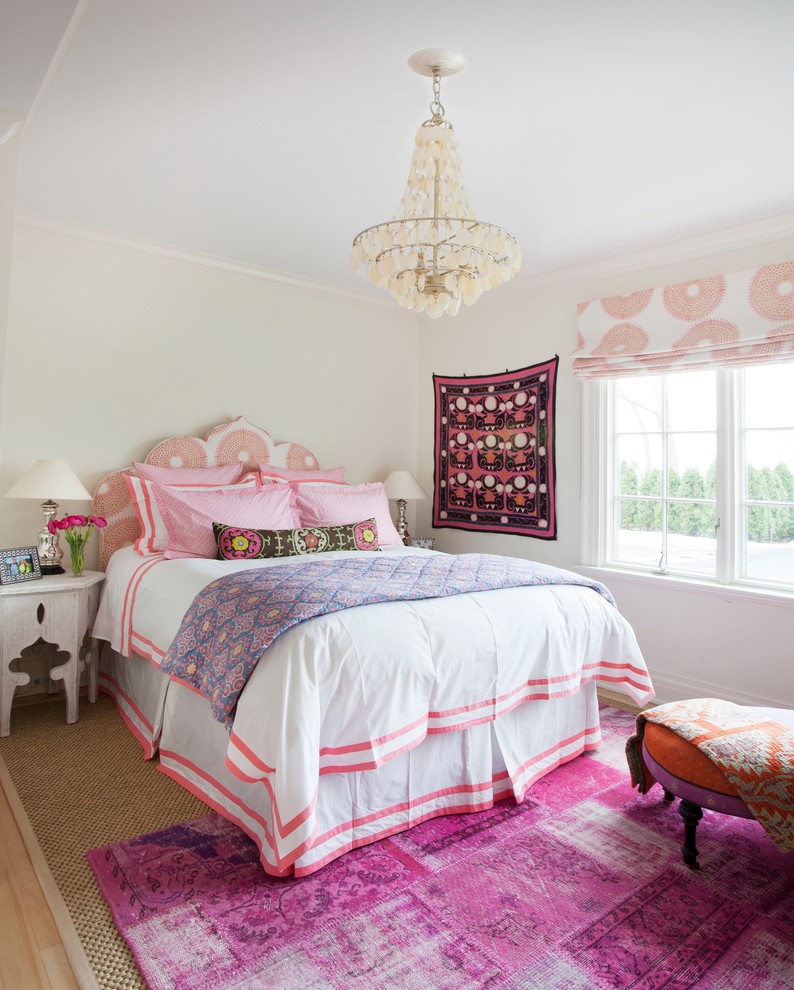 Идея дизайна: хозяйская спальня среднего размера в стиле фьюжн с белыми стенами, ковровым покрытием и розовым полом