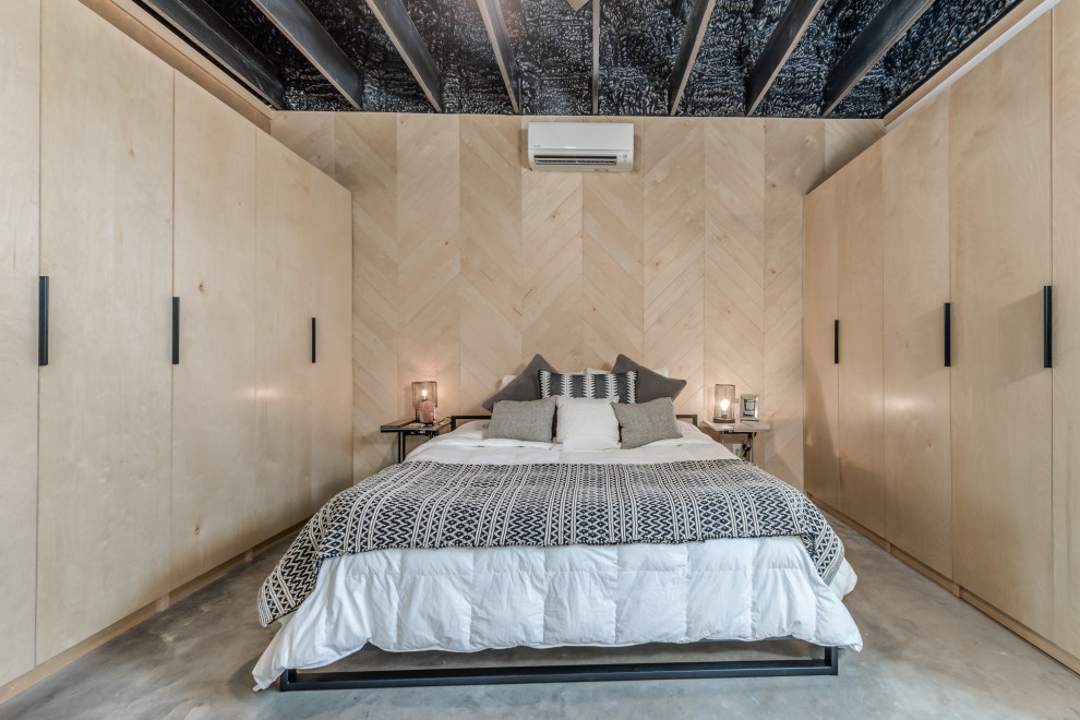 Ispirazione per una camera matrimoniale classica di medie dimensioni con pareti marroni, pavimento in cemento e pavimento grigio