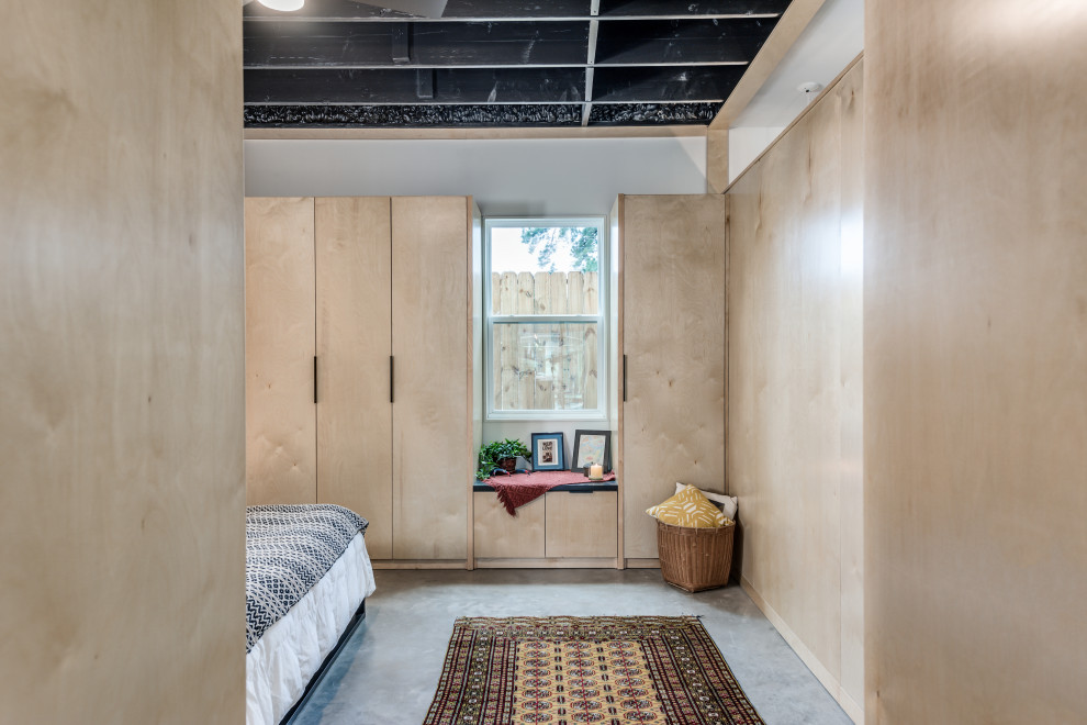 Foto de dormitorio principal tradicional renovado de tamaño medio con paredes marrones, suelo de cemento y suelo gris