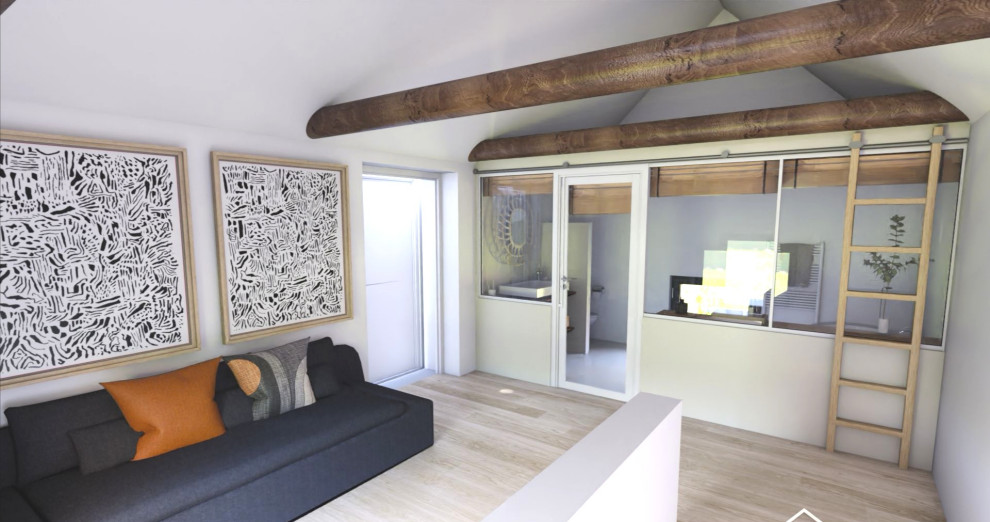 Réalisation d'une chambre mansardée ou avec mezzanine nordique avec un mur beige et parquet clair.