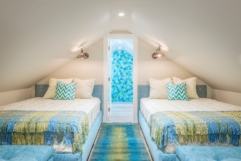 Cette photo montre une grande chambre d'amis bord de mer avec un mur blanc, parquet clair, aucune cheminée et un sol beige.