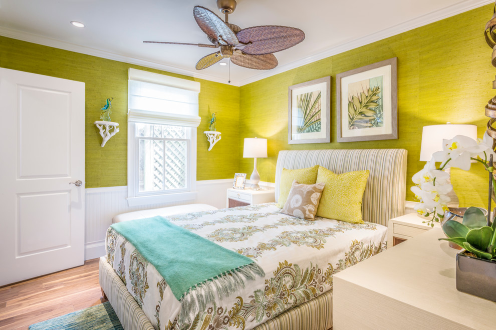Foto de dormitorio principal costero de tamaño medio sin chimenea con paredes amarillas, suelo de madera clara y suelo beige