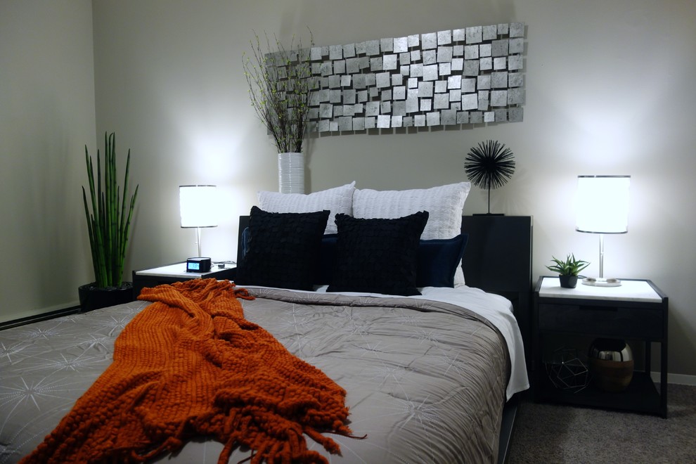 На фото: гостевая спальня среднего размера, (комната для гостей): освещение в современном стиле с серыми стенами и ковровым покрытием без камина с