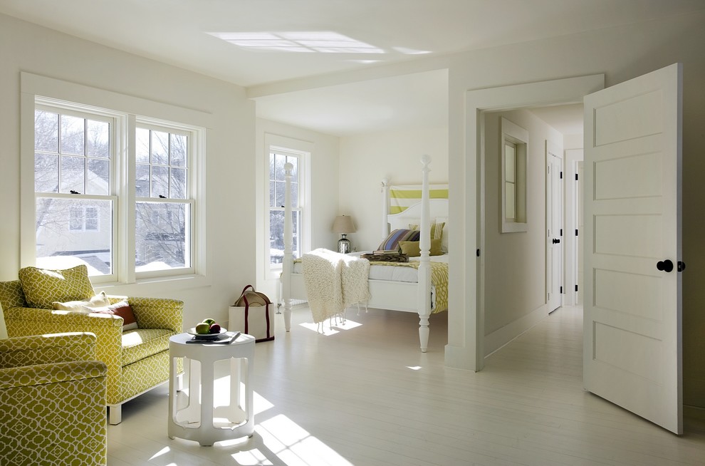 Diseño de dormitorio marinero con paredes blancas, suelo de madera pintada y suelo blanco