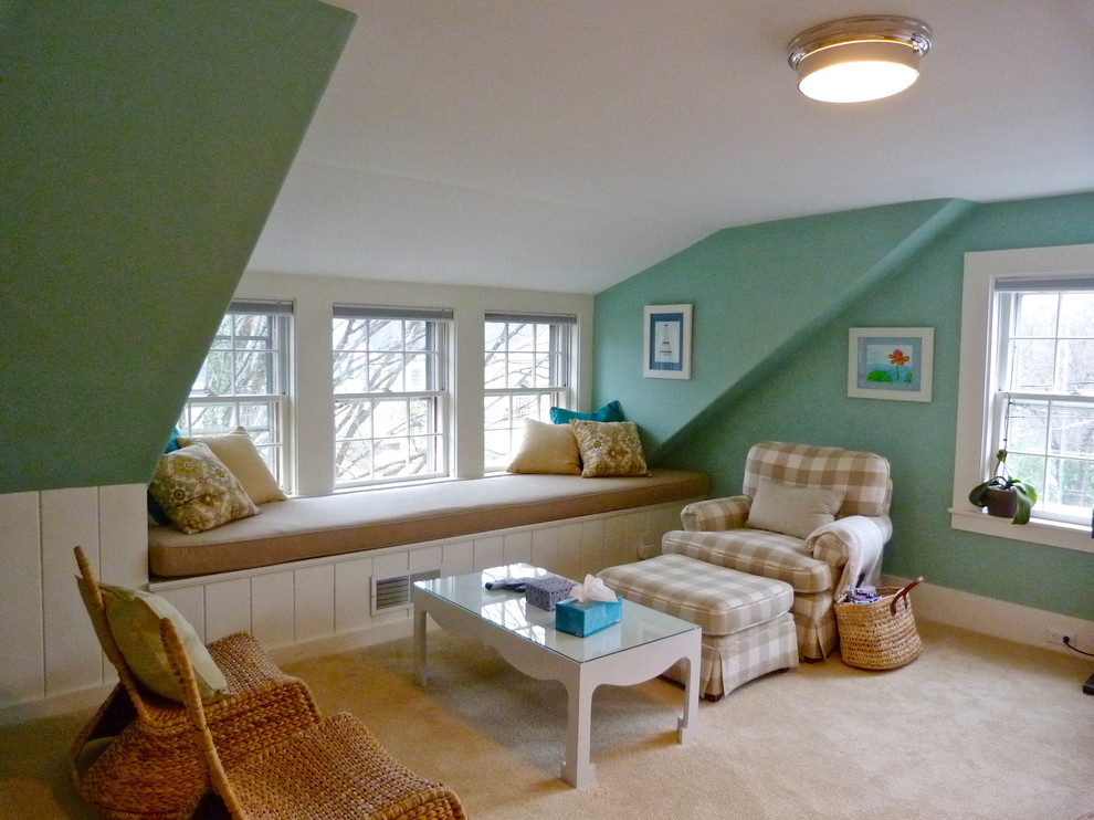 Immagine di una camera da letto chic di medie dimensioni con pareti marroni, moquette, nessun camino e pavimento beige