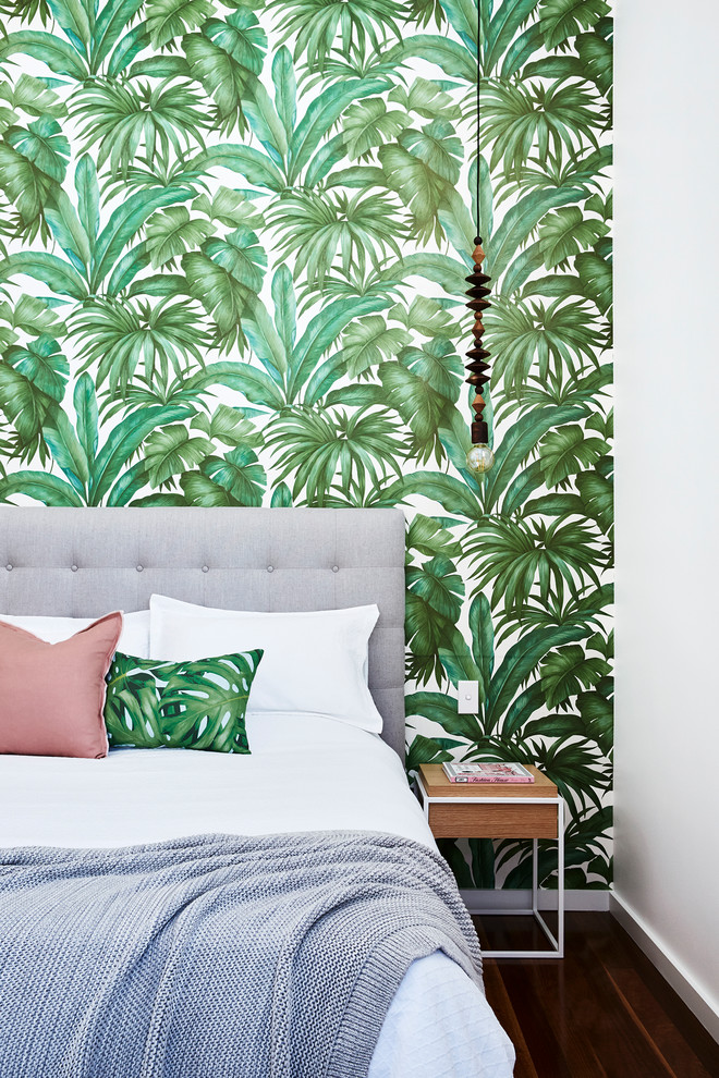 Inspiration för ett tropiskt sovrum, med vita väggar, mörkt trägolv och brunt golv